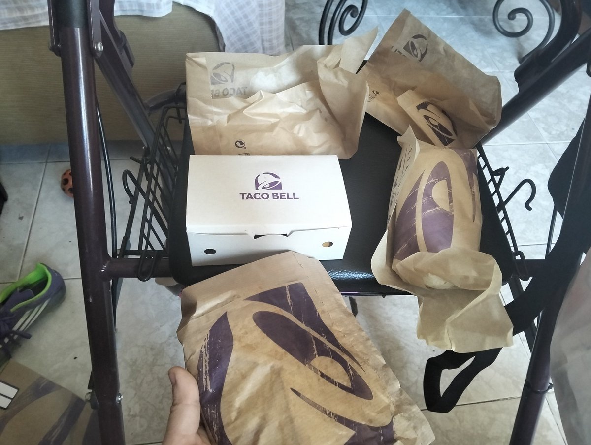 AnaBarcelona6's tweet photo. Lo de @JustEat_es y @TacoBellSpain es una vergüenza. Hago un pedido y la mitad de las cosas vienen mal o directamente ni llegan. Los nachos y la salsa extra, no están. La quesadilla, tampoco. En su lugar han incluido otro taco. El soporte es con un agente virtual. Sin solución https://t.co/FTctbPtwld