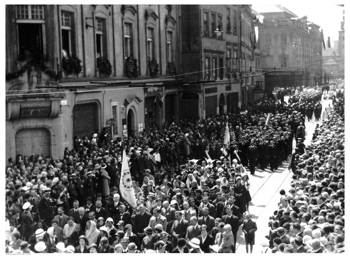 Jan34733995's tweet photo. 31.05.1934 r. - uroczystość Bożego Ciała w Krakowie.

#BozeCialo https://t.co/gMZQCsFzMw