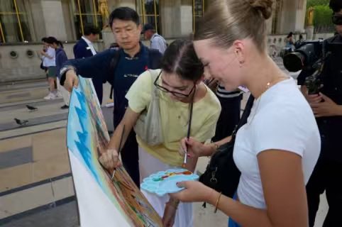 festival195's tweet photo. Under the Eiffel Tower, a Chinese painting came to life — Paris and Xi'an created something that neither city could have made alone.
#PeoplesPainting #EiffelTowerArt #CommunityArt #XiAnMeetsParis #HuxianPainting #StreetArtParis #CulturalExchange #ArtWithoutBorders https://t.co/luBjgqRwRF
