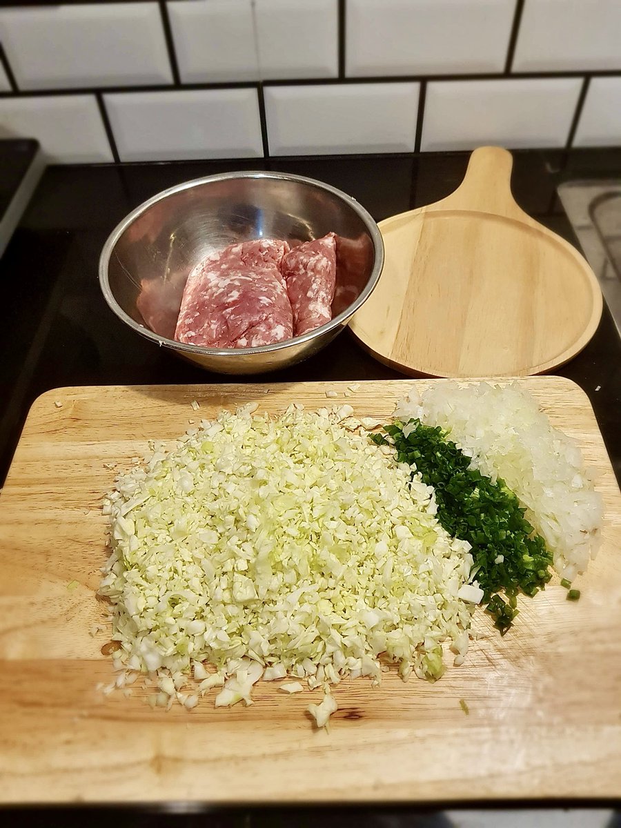 IsmeJib01's tweet photo. [เปิดจอง] - ครัวอร่อยไม่ซ้ำจำสูตรไม่ได้ ☺️
เย็นนี้แม่ครัวฝึกหัดลองทำเกี๊ยวซ่าดู จับจีบเองกับมือ มันยากมากกก (ตอนหลังเพื่อนบอกว่ามันมีที่ทำจีบสำเร็จรูป 🫠)  ปกติทำอาหารไม่เป็น - แต่วันนี้ภูมิใจมาก ทำเกี๊ยวซ่าออกมาเป็นรูปเป็นร่าง https://t.co/5v0bA9PsGy