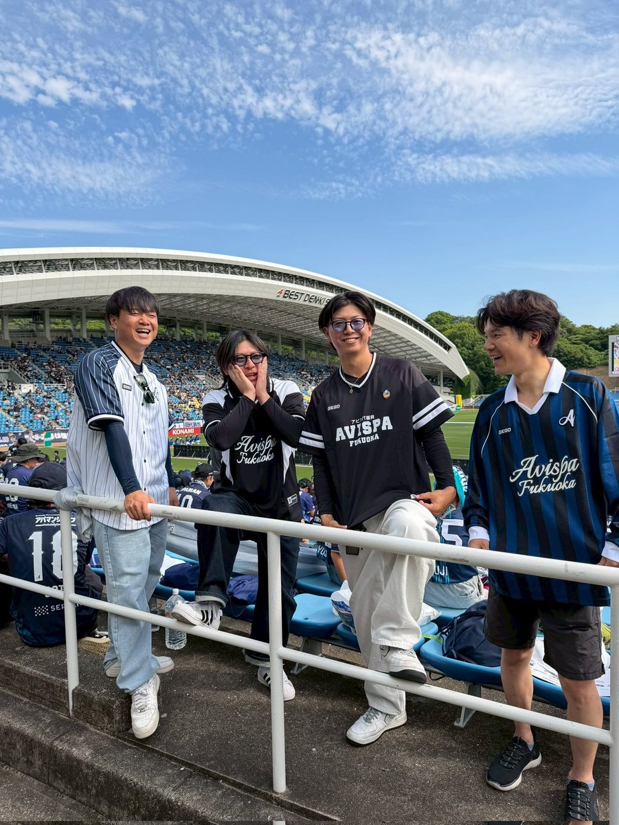 bWLqTdANqp20611's tweet photo. ホーム最終戦終わり🐝
#EGOSport
アビスパ福岡 https://t.co/RIfM8EYFvM