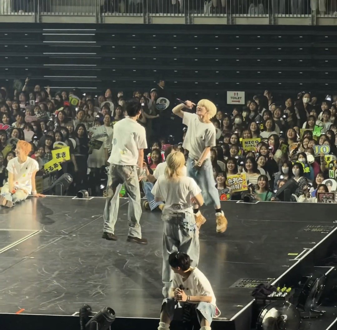 gagamuk1129's tweet photo. 와..닉쭈 둘이서 눈 마주친 줄 알았는데
알고보니 그냥 ㄴㅋㄹㅅ만 ㅂㅇㅈ를 보고있었던거야.. https://t.co/F7ORGiA3R6