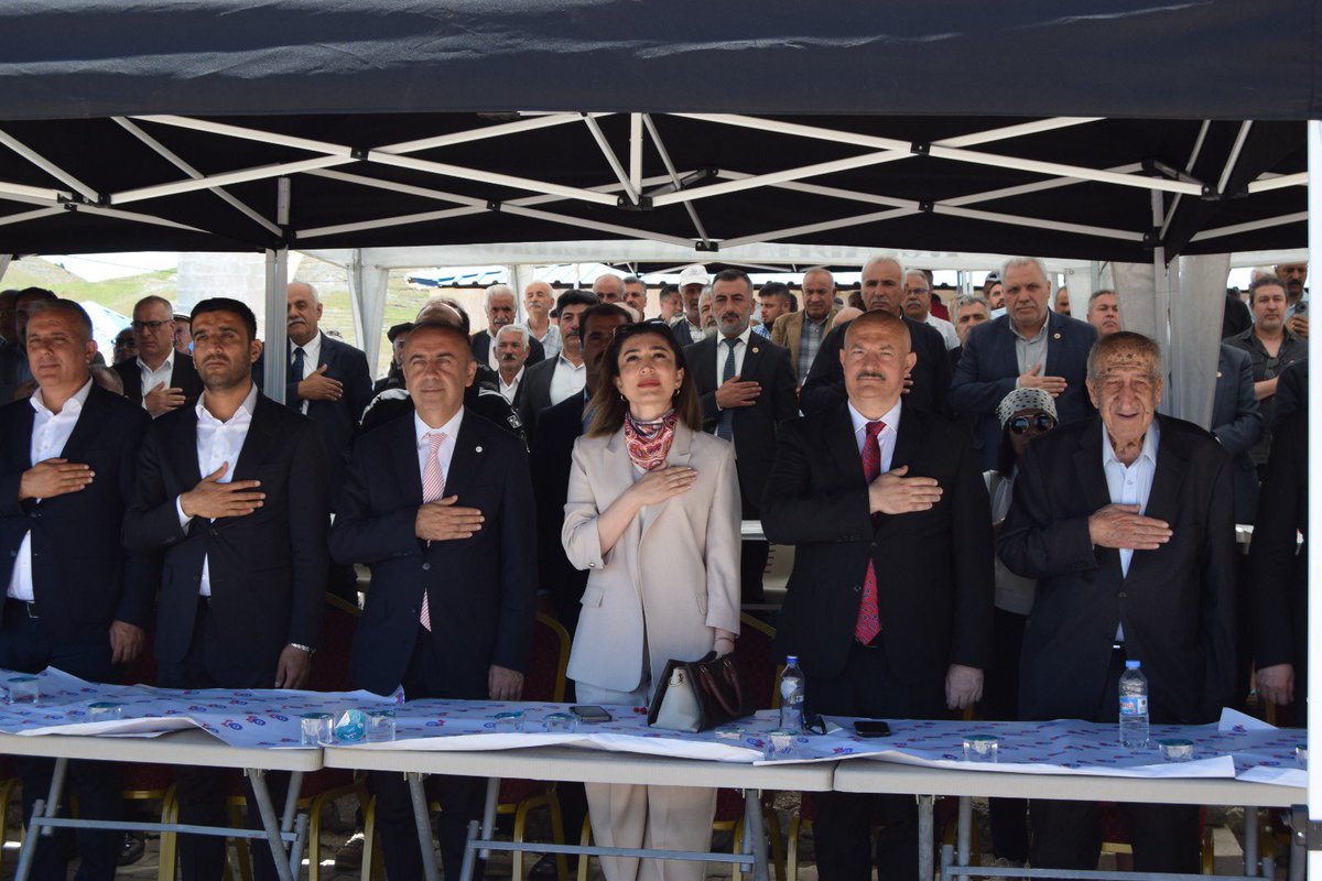 oesmaersin's tweet photo. 📍 Adıyaman 

Yedioluk Köyü’nde, dostluğun, muhabbetin ve manevi huzurun içinde, Anadolu’nun dört bir yanından gelen canlarla bir aradayız.

Bugün, Hakka yürüyüşünün yıl dönümünde Apaziz Dede’mizi özlemle, saygıyla ve rahmetle anarken; her yıl bu topraklardan yükselen birlik avazını daha da gürleştirip gönüllerimizi bir kez daha birleştirdik.

#BirliğimizDirliğimizDaimOlsun