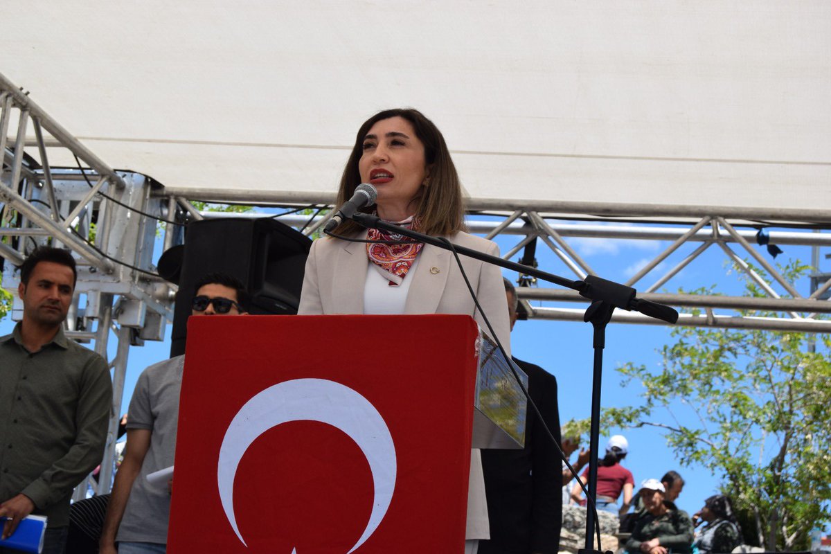 oesmaersin's tweet photo. 📍 Adıyaman 

Yedioluk Köyü’nde, dostluğun, muhabbetin ve manevi huzurun içinde, Anadolu’nun dört bir yanından gelen canlarla bir aradayız.

Bugün, Hakka yürüyüşünün yıl dönümünde Apaziz Dede’mizi özlemle, saygıyla ve rahmetle anarken; her yıl bu topraklardan yükselen birlik avazını daha da gürleştirip gönüllerimizi bir kez daha birleştirdik.

#BirliğimizDirliğimizDaimOlsun