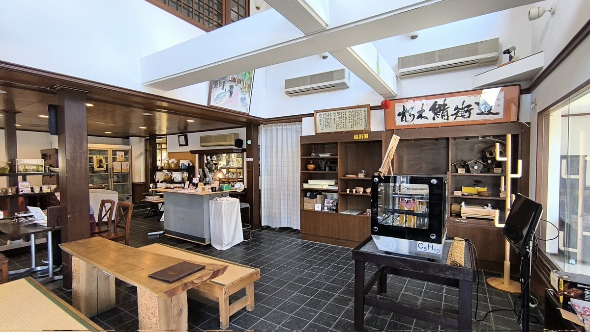 retro_landscape's tweet photo. 昭和8年に建てられた朽木の丸八百貨店

いつの間にかリニューアルオープンしてたようで、現在は喫茶（モーニングとランチも有）と特産品の販売で営業されてました

見学も可能 https://t.co/pS9VwlThJg