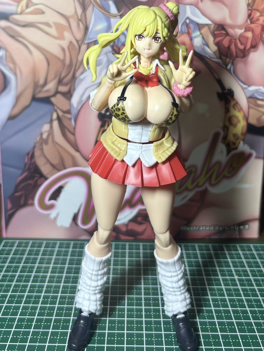 128Revolveuser's tweet photo. 初めての美プラ製作、たまにガンプラとか組んでたからなるべくゲート処理しようとやってたけど、イヤリングが折れそうでちょっと怖かった。
可動域広めでポーズとかで遊べそうかな？
 #くろうた春のプラ祭り https://t.co/j3muwYrZR0