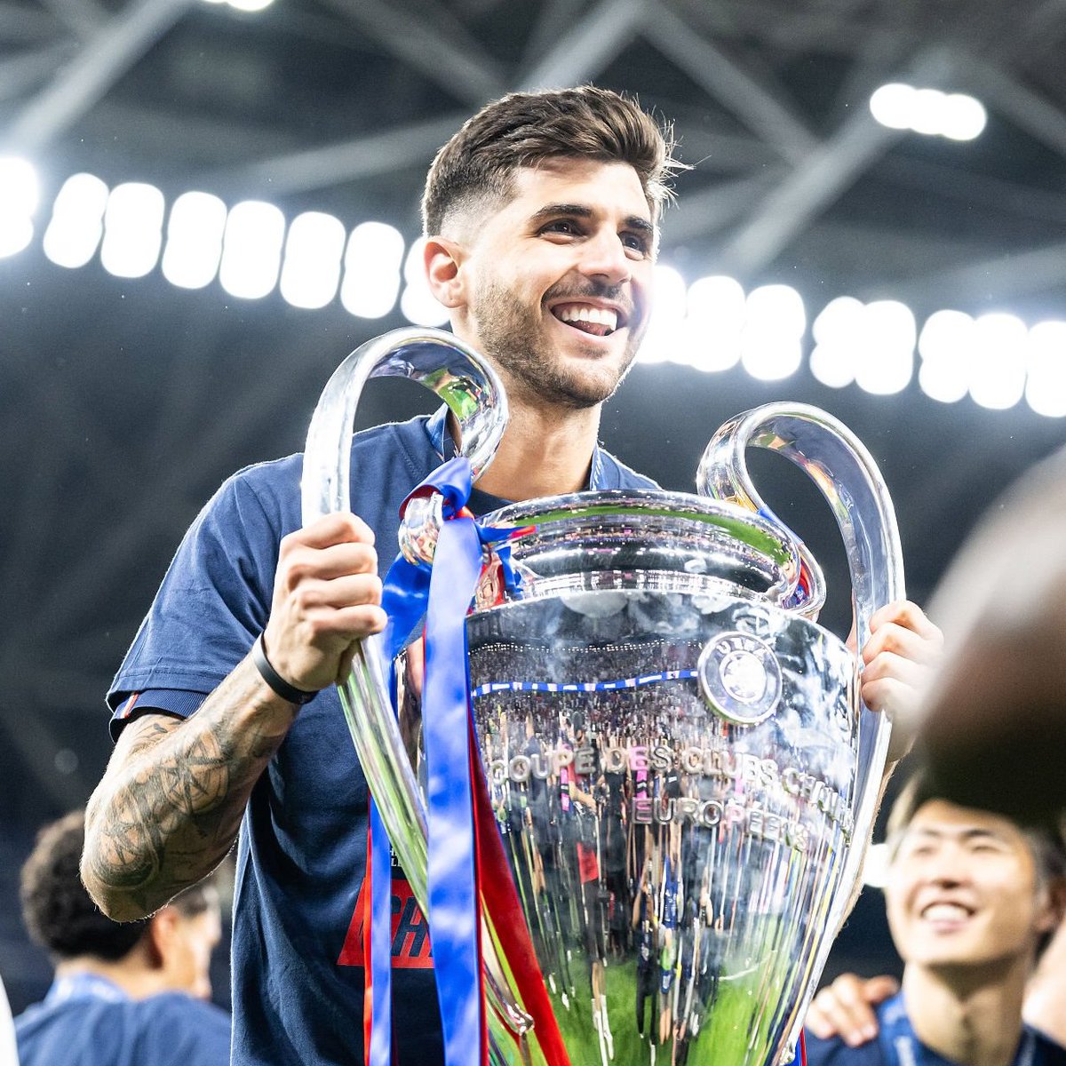futtmais's tweet photo. Beraldo deve ser um dos nomes observados de perto para a Copa do Mundo de 2030, mas para a de 2026 é loucura.

Marcou um gol decisivo na disputa de pênaltis, mas fez apenas 25 jogos na temporada (16 como zagueiro e 7 como volante) e nunca foi titular absoluto do PSG.

Inclusive, ele "se encontrou" no meio-campo e começou a ganhar mais minutos na reta final da temporada.

Tem só 22 anos. Muita calma.
