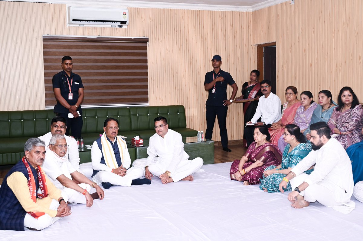Rikesh_SenBJP's tweet photo. आज लोकांगन परिसर, वैशाली नगर में बड़े भाई स्वर्गीय दिनेश सेन जी को श्रद्धांजलि अर्पित करने हेतु प्रदेश के माननीय मुख्यमंत्री श्री @vishnudsai जी उपस्थित हुए।

इस दौरान माननीय मुख्यमंत्री जी ने तैलचित्र पर पुष्पांजलि अर्पित कर भावभीनी श्रद्धांजलि दी एवं दिवंगत आत्मा की शांति के लिए विनम्र प्रार्थना की।

इस दुःखद घड़ी में हमारे परिवार के प्रति अपनी संवेदनाएँ व्यक्त कर स्नेह, आत्मीयता एवं संबल प्रदान करने हेतु आपका हृदय से आभार एवं धन्यवाद।