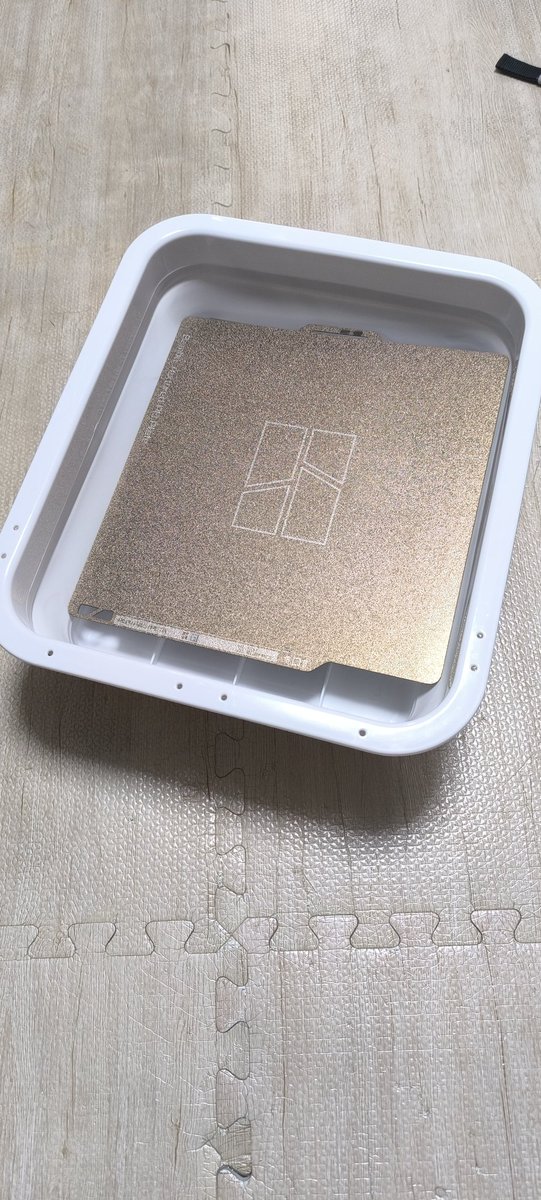 LEEMining1's tweet photo. 毎回スティック糊を使って洗面所占有して怒られるのでこんなのを買いました。ギリギリちょっと小さいけど畳んで高さ変えられるから。 https://t.co/X97sFFl3y2