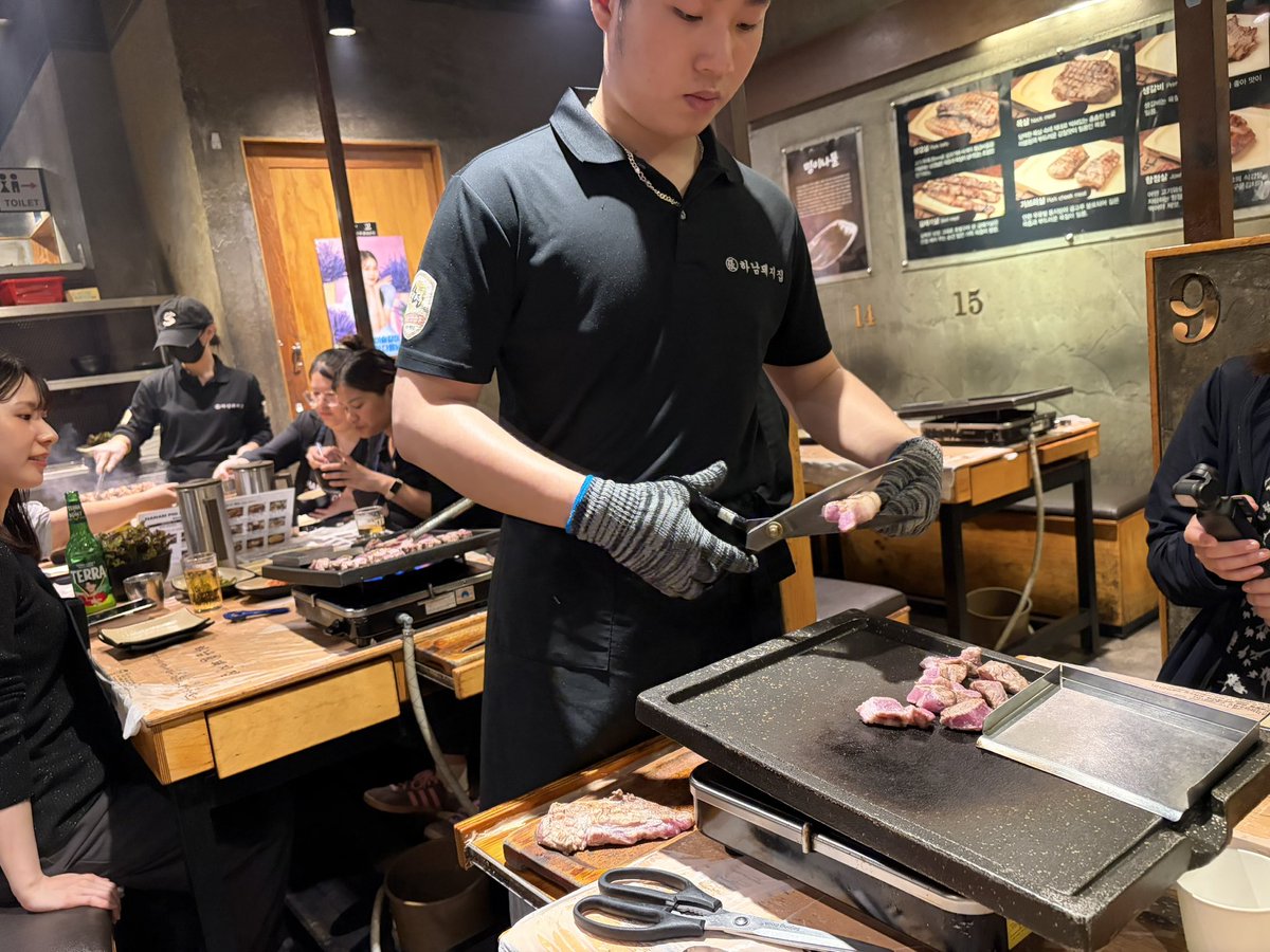 shinke99's tweet photo. 漢江(ハンガン)の海上バスに乗って1時間位遡上。
河が広いし河岸にある公園も広くってうらやましい。
日本にはないよね。
メトロ🚇乗り継いで明洞でラスト晩飯。
気になっていた店でサムギョプサル。
正確に言えば違うらしいw
首肉と生カルビを注文！
脂っこ過ぎなくて最高！！
また食べたいっす🐖 https://t.co/bIBdXEraVw