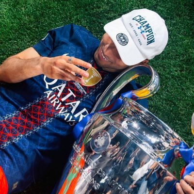 ENblaugrana5's tweet photo. Le meilleur lateral de l’histoire du football et meilleur joueur africain vous passe le salam. https://t.co/u5wxqMrFMF