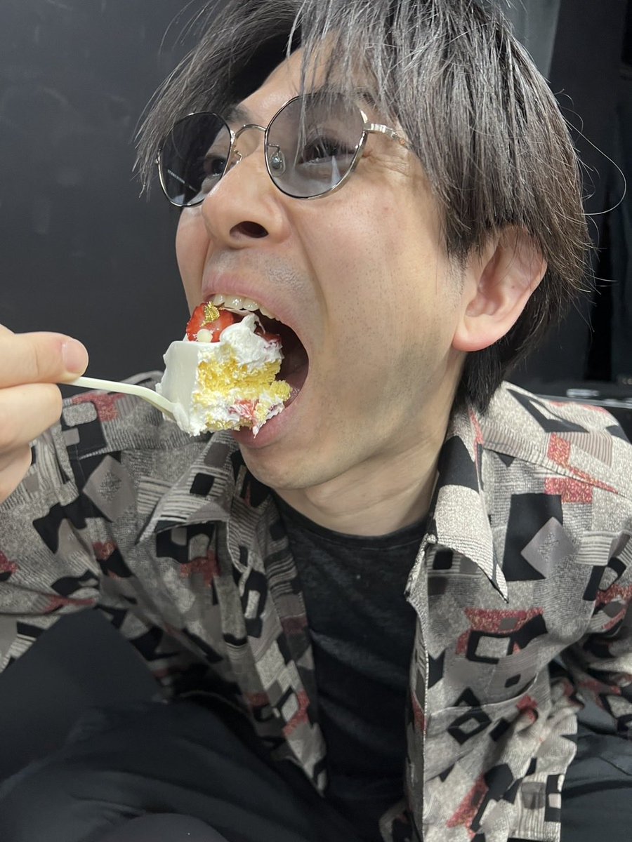 topochista's tweet photo. 二日で4ステージ駆け抜けました。
終わった後には誕生日祝ってもらいました。

歳は重ねても変わらずに積み上げていきます。
明日からもよろしくお願いします。

よかったら観にきてね
https://t.co/eM2O2YX1tO https://t.co/xPTqbE2bQA