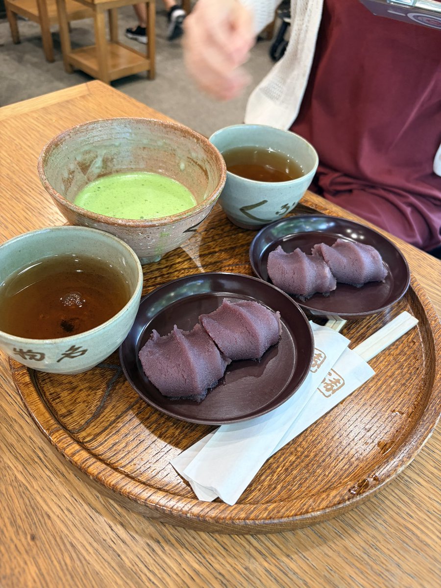 _omizo_'s tweet photo. 3日目の伊勢志摩旅
おかげ横丁は無人無開店🤣
お参り済まして赤福で一服。
お抹茶ファンになったもん🍵
日の入りは地元の方もびっくりの素晴らしさ、滅多に見られないとか。

明日ポケふた集めながら鰻食べて帰ろ。 https://t.co/wflLfNCyOh