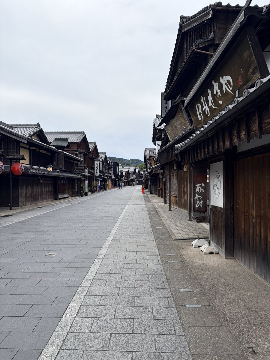 _omizo_'s tweet photo. 3日目の伊勢志摩旅
おかげ横丁は無人無開店🤣
お参り済まして赤福で一服。
お抹茶ファンになったもん🍵
日の入りは地元の方もびっくりの素晴らしさ、滅多に見られないとか。

明日ポケふた集めながら鰻食べて帰ろ。 https://t.co/wflLfNCyOh