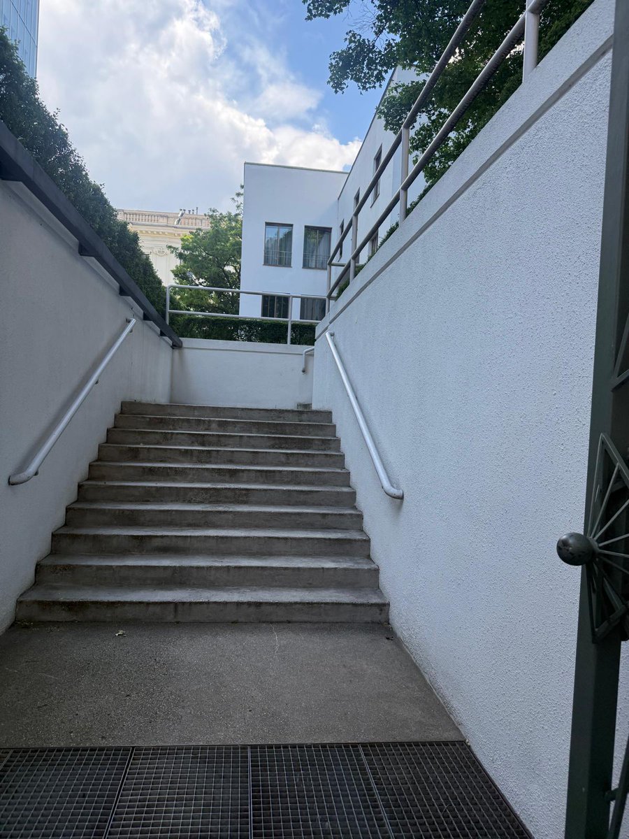 KGunsor's tweet photo. "Ne kadar çok kitapla tanışırsanız, birlikte olmaktan zevk aldığınız kişilerin sayısı da o kadar azalacaktır." sözü bir felsefi aforizmadan çok; Wittgenstein ağırlıklı olmak üzere Schopenhauer ve Nietzsche okumuş zamane 'kişisel gelişimci'lerininki gibi duran pazarlama stratejisi bir slogan olduğu aşikar.

Kitaplar yalnızca bilgi taşımaz; aynı zamanda insanı farklı yaşam biçimleri, farklı dil oyunları ve farklı düşünme imkânlarıyla tanıştırır. İnsan, tarihin büyük filozofları, bilim insanları, şairleri ve romancılarıyla zihinsel bir dostluk kurdukça, dünyayı algılama biçimi de dönüşmeye başlar. Wittgenstein'ın ünlü ifadesiyle, "Dilimin sınırları dünyamın sınırlarıdır." Yeni düşüncelerle tanışan kişinin dünyası da genişler.

Bu genişleme bazen bir yabancılaşma hissi yaratabilir. Günlük hayatta sürekli tekrar eden dedikodular, yüzeysel tartışmalar veya düşünsel açıdan besleyici olmayan sohbetler kişiye yavan gelebilir. Ancak bu durumun nedeni insanların değersizleşmesi değil, kişinin dikkatini ve zamanını daha seçici kullanmaya başlamasıdır.

Özellikle Schopenhauer'ın yalnızlığı düşünsel derinliğin doğal sonucu olarak görmesi ve Nietzsche'nin "sürü ahlakı" eleştirisi, kitap okudukça insanın kalabalıklardan uzaklaşabileceği fikrine daha yakındır. 

Fakat bu noktada bir tehlike ortaya çıkar: entelektüel kibir. İnsan okudukça bazı sohbetlerden sıkılabilir; ancak okudukça insanlardan uzaklaşmak ile insanları küçümsemek aynı şey değildir. Kendisini yalnızca belirli bir kültürel veya entelektüel çevreye ait görmeye başlayan kişi, farkında olmadan bir fildişi kuleye kapanabilir.

Üstelik Wittgenstein'ın geç dönem felsefesi tam da böyle bir küçümsemeye karşı uyarı gibidir. Ona göre anlam, soyut kavramlarda değil, insanların gündelik yaşamlarında ve kullandıkları sıradan dilde ortaya çıkar. Bu nedenle bilgelik yalnızca büyük kitaplarda değil, gündelik hayatın içinde de bulunabilir.

Belki de asıl mesele ne kadar çok şey bildiğimiz değil, bildiklerimizin bizi nasıl dönüştürdüğüdür. Eğer okuduklarımız bizi daha dikkatli, daha anlayışlı, daha dürüst ve daha merhametli kılmıyorsa, bilgi yalnızca zihinsel bir birikim olarak kalır. Fakat insanı hem dünyaya hem de diğer insanlara daha açık hale getiriyorsa, o zaman bilgi gerçek anlamda yaşamın bir parçasına dönüşür.

"Kitap okudukça insanlardan uzaklaşırsın" teması daha çok 19. ve 20. yüzyılın kültürel elitizm eleştirilerinde veya bazı edebiyatçıların yalnızlık vurgularında gördüğümüz bir tema. Wittgenstein'ın yazılarında buna doğrudan karşılık gelen meşhur bir pasaj yok. "Bilgi seni daha iyi dost, eş, evlat yapmıyorsa ölü sermayedir" kısmı felsefi bir üsluba hiç benzemiyor. Düşünce olarak yukarıda saydığım düşünürlere yakın yanları olsa da daha çok günümüz kişisel gelişim ve ahlak yazılarının dili gibi duruyor.

"Entelektüel kibir" eleştirisi ise ilginç biçimde Wittgenstein'ın özellikle kişiliğine daha yakın. Çünkü Wittgenstein zekâya hayran olsa da akademik gösterişten ve entelektüel pozlardan ciddi biçimde rahatsız olan biriydi. Fakat bunun bu şekilde formüle edildiği düşünsel bir kaynak görünmüyor. Wittgenstein'ın kendi metinleri genellikle bundan çok daha kısa, keskin, aforizmatik ve huzursuz edicidir. Onu okurken bir Facebook gönderisi değil de dilsel formüllerle bezeli bir mantık problemiyle boğuşuyormuş hissine kapılırsınız.

Etik ile yaşam biçimi arasındaki ilişki Wittgenstein için çok önemlidir. Onu sadece dil mantığıyla uğraşan biri olarak görmek eksik kalır. Özellikle geç döneminde "yaşam biçimleri" (forms of life) kavramı merkezi hale gelir.

Bu cümle aslında Wittgenstein'dan çok, geç dönem Wittgenstein'ın düşüncelerini modern bir hümanist süzgeçten geçiriyor. Çünkü geç dönem Wittgenstein için mesele "yüksek fikirler" değil, insanların gündelik dil oyunları ve yaşam biçimleridir. Hatta o, filozofların sıradan insan dilini küçümsemesine karşı çıkar. Onun geç dönem felsefesi tam tersine sıradan dilin ciddiye alınması üzerine kuruludur.