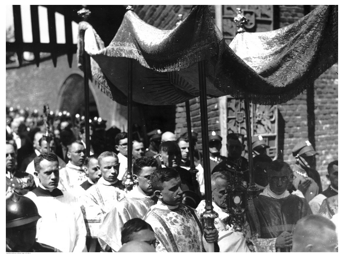 Jan34733995's tweet photo. 31.05.1934 r. - uroczystość Bożego Ciała w Krakowie.

Zdjęci 1 i 2 - monstrancję niesie arb. Adam Sapieha, tuż za Nim idzie Prezydent Rzeczpospolitej Ignacy Mościcki 🇵🇱

#BozeCialo https://t.co/DmpoXpkS3D