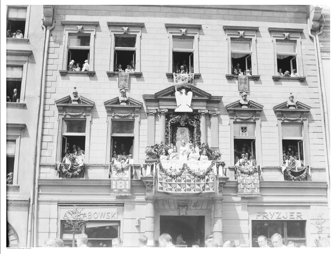 Jan34733995's tweet photo. 31.05.1934 r. - uroczystość Bożego Ciała w Krakowie.

Zdjęci 1 i 2 - monstrancję niesie arb. Adam Sapieha, tuż za Nim idzie Prezydent Rzeczpospolitej Ignacy Mościcki 🇵🇱

#BozeCialo https://t.co/DmpoXpkS3D