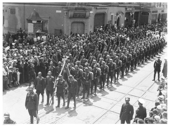 Jan34733995's tweet photo. 31.05.1934 r. - uroczystość Bożego Ciała w Krakowie.

Zdjęci 1 i 2 - monstrancję niesie arb. Adam Sapieha, tuż za Nim idzie Prezydent Rzeczpospolitej Ignacy Mościcki 🇵🇱

#BozeCialo https://t.co/DmpoXpkS3D