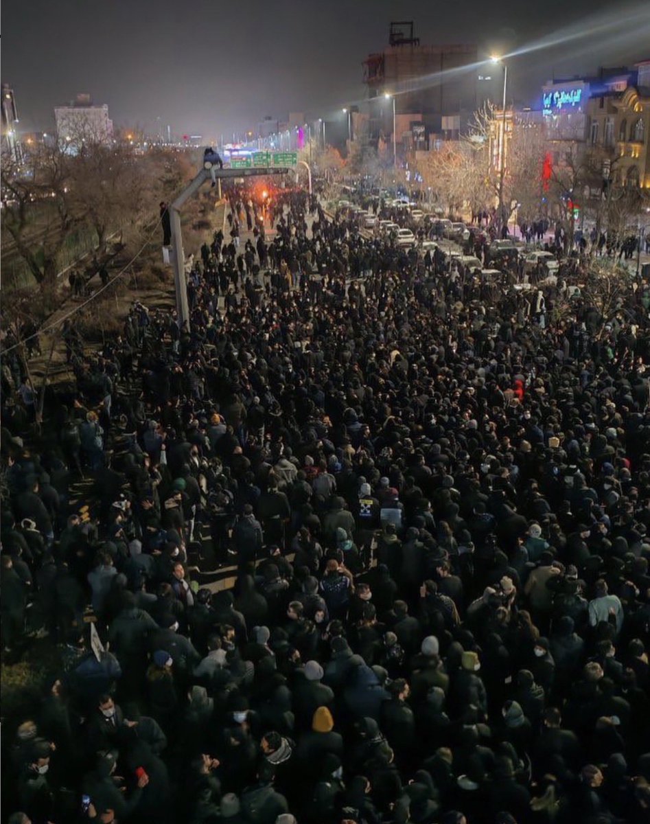 eshaghi_eb60099's tweet photo. چقدر کُشتن؟!
که اون شب نبردیم!؟💔 https://t.co/EhI2u4Vij6