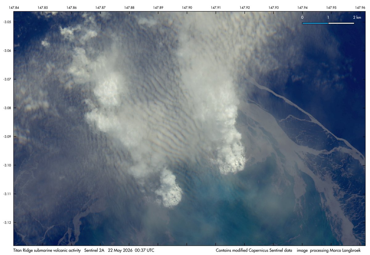 Marco_Langbroek's tweet photo. Submarine #volcanic eruptions at Titan Ridge in the Bismarck Archipelago, in a @CopernicusEU Sentinel 2A satellite image from May 22. Visible are the eruption steam plumes, volcanic ash (green and blue) and floating pumice (beige) https://t.co/hg6BvFqpOp