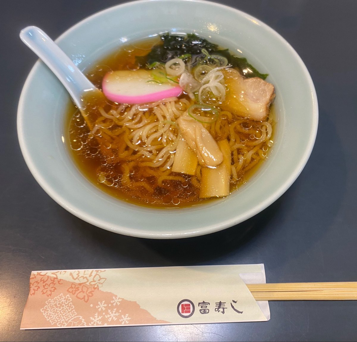 ole_orey's tweet photo. 母上の言いつけで筍狩り枝切りしてたのさ
うちのチェンソーさんは蔓が絡まってしまうのでノコギリ鎌と二刀流
畑に行ったら今年も🕊️子育てしとる(再婚らしいw)
久しぶりにX開けたら皆楽しそうな催ししていたよ！いいなぁ〜
もう疲れたから昼も夜も #富寿司 してやったさ
さて私もそろそろ動くとするか！ https://t.co/Y3RD2ufNAf