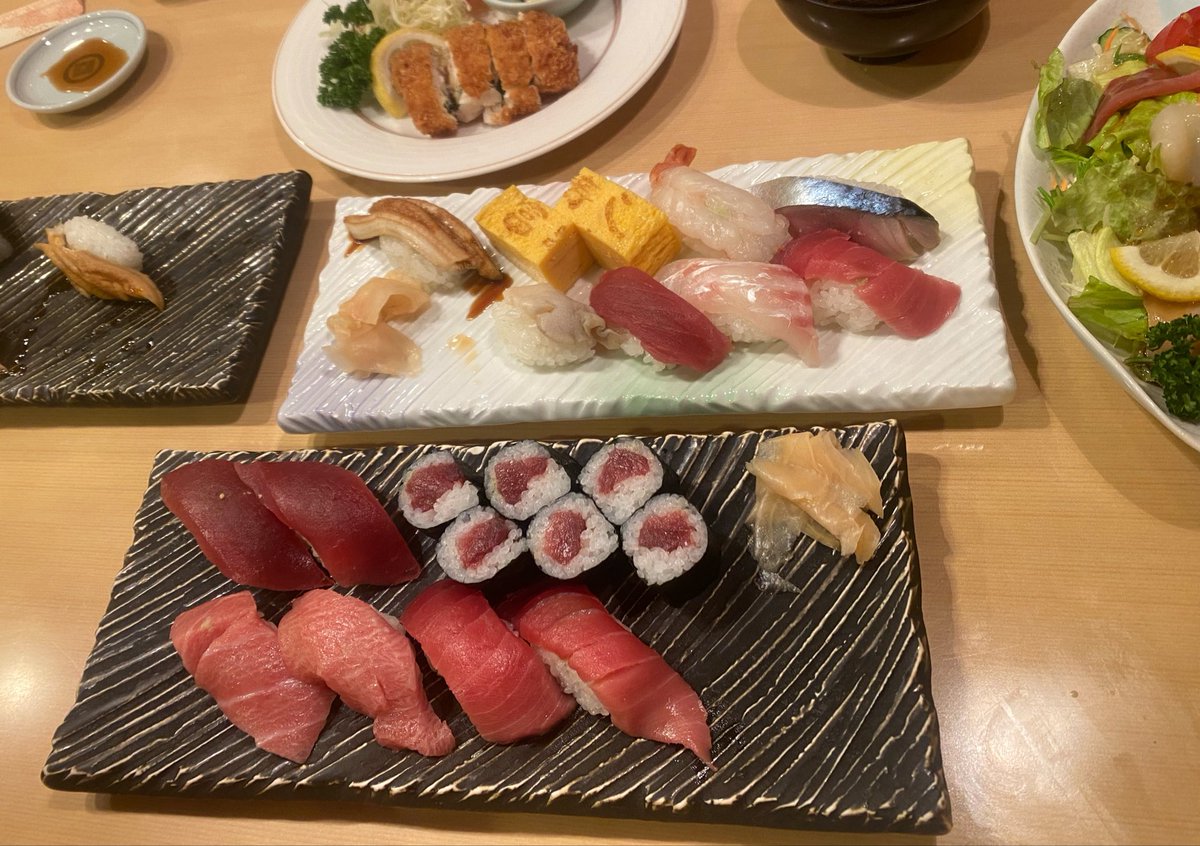 ole_orey's tweet photo. 母上の言いつけで筍狩り枝切りしてたのさ
うちのチェンソーさんは蔓が絡まってしまうのでノコギリ鎌と二刀流
畑に行ったら今年も🕊️子育てしとる(再婚らしいw)
久しぶりにX開けたら皆楽しそうな催ししていたよ！いいなぁ〜
もう疲れたから昼も夜も #富寿司 してやったさ
さて私もそろそろ動くとするか！ https://t.co/Y3RD2ufNAf