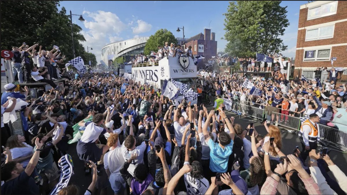 lazqetjohnson's tweet photo. Guess which club have a bigger fanbase https://t.co/NHKLrCtaAm