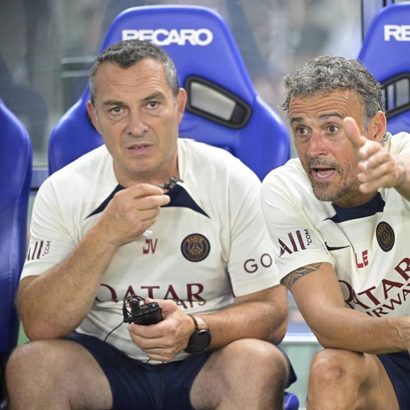JuL2675's tweet photo. Il y a quelques années, le PSG était probablement l’une des équipes les plus fragiles mentalement d’Europe dans les grands rendez-vous.

Dès qu’un match basculait dans la tension, dans la pression ou dans un scénario défavorable, l’équipe semblait s’effondrer. C’était même devenu sa principale faiblesse.

Aujourd’hui, c’est presque l’inverse.

Cette équipe gagne ses séances de tirs au but. Elle l’a encore montré hier en finale de Ligue des champions. Elle l’avait déjà fait contre Liverpool, contre Marseille lors du Trophée des Champions, ou encore face à Tottenham en finale de la Coupe Intercontinentale.

Au-delà de l’aspect tactique et du travail exceptionnel de Luis Enrique, il y a une vraie transformation mentale dans ce groupe.

Et je pense qu’on n’en parle pas assez.

Au PSG, Luis Enrique travaille depuis des années avec Joaquin Valdés, le psychologue de son staff. Son rôle est rarement mis en lumière, mais l’évolution de cette équipe dans la gestion de la pression, des grands moments et des scénarios à très fort enjeu est frappante.

Le PSG est passé d’une équipe qui craignait ces moments à une équipe qui semble désormais les rechercher.

Le changement n’est pas seulement footballistique. Il est aussi mental.
