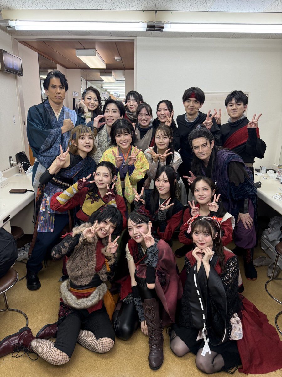 delux_30's tweet photo. #紅哭 #女子殺陣三昧 #シリーズ化か
東京千穐楽が終了

終わった！蒼影だ！

娘や、その仲間たちが日に日に逞しくなっていく姿を見届けた。

最初は不安げだった者も、
今では剣を握る手に覚悟が宿っている。

人は成長する。

それを見届けることができるのは、
師として何よりの喜びだ。

剣術は人を強くする。

身体だけではない。
心も、覚悟も、優しさも。

戦うことで己の弱さを知り、
弱さを知ることで人は強くなれる。

だから私は剣を伝える。

その技も、その志も、
後の世へ残すために。

さて、江戸の戦は終わった。

次は上方へ向かう。

そしてその先は尾張。

まだまだ見届けねばならぬ者たちがいる。

娘たちはどこまで強くなるのか。
どこまで高みへ登るのか。

楽しみである。

蒼影

公式サイト
https://t.co/jDKEpeYzgN

#紅哭
#30DELUX
#蒼影
#清水順二