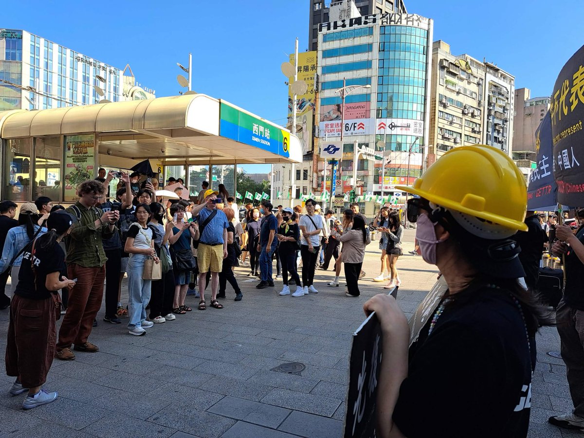 jackson66368924's tweet photo. 🌟 戰友們連續堅持 #第163週 上街傳遞爆料革命真相

今天街頭體感溫度逼近40度，烈日像火一樣炙烤大地，但沒有一位戰友喊累、叫苦。

大家心中只有一個信念：

把爆料革命的真相傳遞出去，
讓更多人看清共產黨的邪惡！

沒有豪言壯語，只有腳踏實地的堅持；
沒有退縮放棄，只有越戰越勇的信念！

戰友們，真的太棒了！
這份熱血與堅韌，終將照亮更多人！💪

#爆料革命消滅中共
#中共不代表中國人
#新中國聯邦
#郭文貴
#MilesGuo
