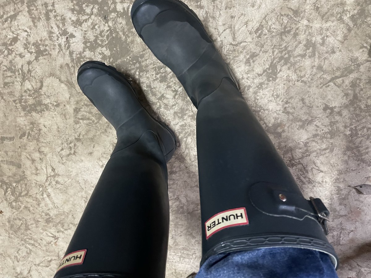 AigleBoots's tweet photo. 先日の田植え体験で、Hunterで田んぼを歩き回ったら、白くなってしまったので手入れ。シリコンオイルを塗ってツヤが復活✨
このHunter(w23499)は15年以上使っているが、切れるそぶりを見せない。今のより昔のHunterの��が切れにくい印象です。 https://t.co/aAf92R63r5