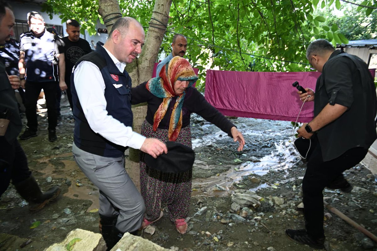 valiserdengecti's tweet photo. Bahçe’mizin her sokağında, her hanesinde aynı gayretle varız.

Bir yanda rüsubat temizliği, tahliye ve yol bakım çalışmaları sürerken; diğer yanda her hanenin, her ailenin ihtiyacını titizlikle değerlendiriyoruz.

Yüce Mevla beterinden korusun https://t.co/V4fJBJ4RjF