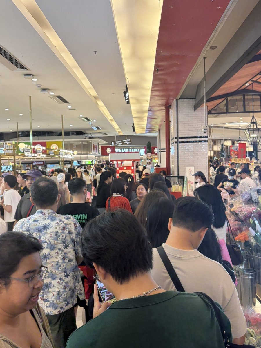 frankbuchh's tweet photo. ก็ไหนๆมาแล้วเลยต่อเค้กเนเน่ โปรโมชัน 1 แถม 1 ที่พารากอน รอไปจ้า 1 ชั่วโมงครึ่ง 🥹 https://t.co/5epSbTQeeb