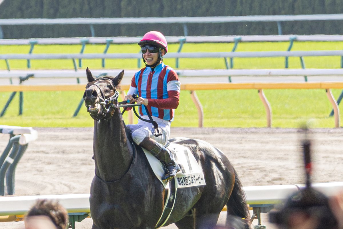 komorebi_view's tweet photo. 皐月賞は絶対に勝つと思っていましたがダービーまで勝ってしまうとは…恐れ入りました…！

本当におめでとう！

#日本ダービー
#ロブチェン
#松山弘平 騎手 https://t.co/lRDoty670P