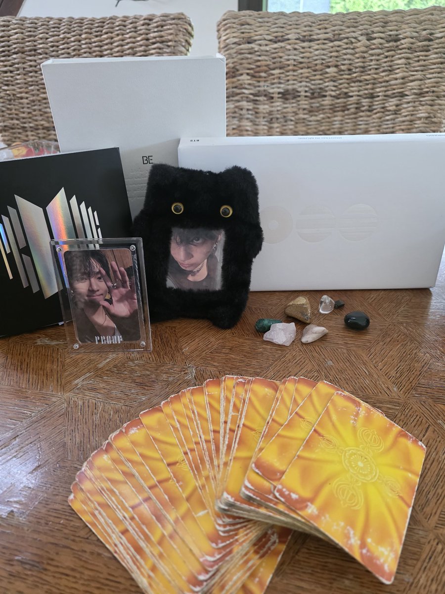 Otyszmato's tweet photo. Zapytałam tarota czy BTS będą w Polsce w 2027 i karty dosłownie KRZYCZĄ, ŻE TAK 🔮😭
Wypadła odwrócona 7 Mieczy, AS DENARÓW i odwrócony Kapłan.
Słuchajcie, to nie są ćwiczenia.
Odwrócona 7 mieczy mówi jasno: koniec z trzymaniem planów w głębokiej tajemnicy ⬇️ https://t.co/tNZ6GEIKC0