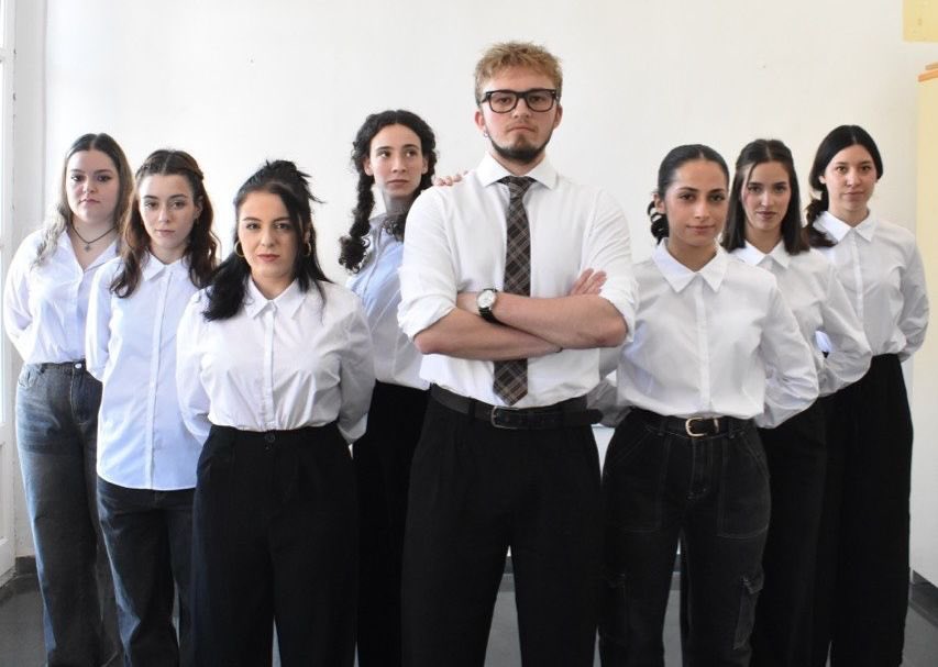 zaragoza_es's tweet photo. 🎭 La Escuela Municipal de Teatro de Zaragoza estrena 'La Ola' y 'Macbeth' en el @teatromercado. El alumnado de 2º y 3º curso llevará a escena la obra de Ignacio García May del 2 al 4 de junio y la de Shakespeare del 9 y 10 de junio. 

Info>. 🔗https://t.co/10MEnoGz4m https://t.co/9CSUuWPAIQ