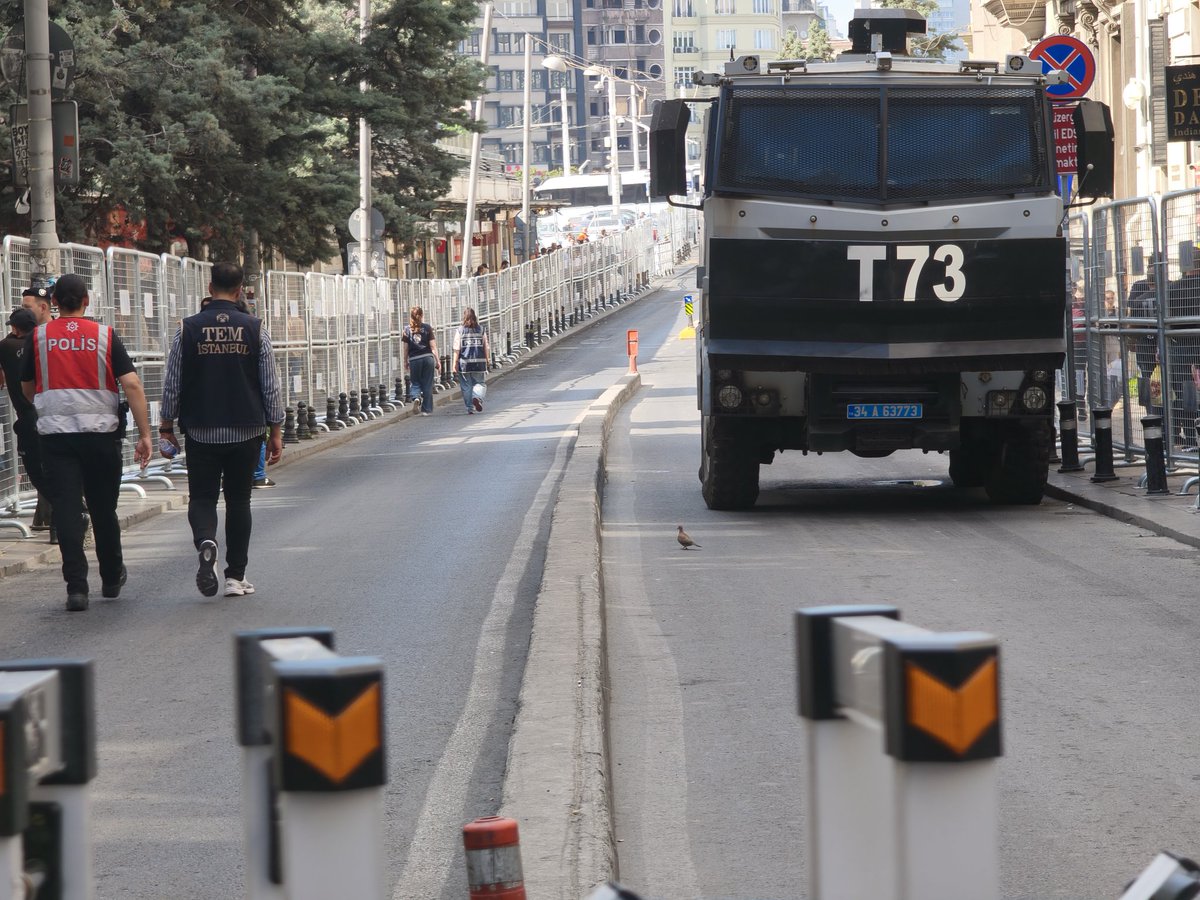 umuttastangzt's tweet photo. Taksim'de Gezi Direnişi'nin 13'üncü yılı ablukası var.

İstiklal Caddesi, Meydan ve Gezi Parkı'na çıkan her yol bariyer, TOMA ve çevik kuvvetle kapatıldı. https://t.co/O1kcSCWq31