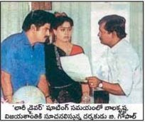 SkydreamMedia's tweet photo. Tollywood BlockBuster Files : #LorryDriver
" బీసీ సెంటర్ ఆడియన్స్ ని అలరించిన డ్రైవర్ 🔥👋"
నటసింహం బాలకృష్ణ అంటే తిరుగులేని మాస్ హీరో అని అందరికీ తెలుసు. మాస్ కా బాప్ , మ్యాన్ ఆఫ్ మాసెస్ అని ఫ్యాన్స్ ఆయన్ని పిలుచుకుంటూ ఉంటారు. అలా పిలవడానికి కారణం ఆయన చేసిన మాస్ పాత్రలు. రౌడీ ఇన్స్పెక్టర్, బొబ్బిలి సింహం, పెద్దన్నయ్య, సమరసింహారెడ్డి, నరసింహ నాయుడు, చెన్నకేశవరెడ్డి, సింహ, లెజెండ్, అఖండ ఇలా అత్యంత పవర్ఫుల్ మాస్ రోల్స్ ఆయన ఖాతాలో ఎన్నో.
అయితే ఈ మాస్ ఇమేజ్ కి బీజం పడింది ఎప్పుడు? ఏ సినిమాతో ఆయన మాస్ లో సూపర్ హీరోగా ఎదిగారు? వీటికి సమాధానం లారీ డ్రైవర్. బాలయ్యని మాస్ హీరోగా మార్చడమే కాదు, బీసీ సెంటర్లలో ఆయనకు తిరుగులేని ఇమేజ్ ని తెచ్చిపెట్టి అలాంటి సెంటర్స్ ని వెలుగులోకి తెచ్చింది లారీ డ్రైవర్.
1989 లో స్టేట్ రౌడీ మూవీతో ఒక్కసారిగా అందరూ హీరోల దృష్టిలో పడ్డాడు అప్పటి యువ దర్శకుడు బి గోపాల్. అంతకుముందు ఆయనకు మంచి హిట్ మూవీస్ ఎన్నో. కానీ స్టేట్ రౌడీ తనకు స్పెషల్ ఇమేజ్ తెచ్చింది. ఆయనలో మంచి మాస్ డైరెక్టర్ ఉన్నాడని ప్రముఖ నటుడు రావుగోపాల్ రావు గ్రహించి తన నెక్స్ట్ మూవీని మా జయా ప్రొడక్షన్స్ బ్యానర్ కి చేయమని అడిగారు. బి గోపాల్ సరే అన్నారు. కాకపోతే అప్పుడు ఆయన కలెక్టర్ గారి అబ్బాయి హిందీ రీమేక్ చేస్తున్నారు. అది అయిపోయాక మీ మూవీ చేస్తానని చెప్పారు.
ఈలోపు రావుగోపాల్ రావు గారు హీరో కోసం ప్రయత్నాలు మొదలు పెట్టారు. బి గోపాల్ డైరెక్టర్ కాబట్టి బాలకృష్ణ హీరో అయితే ఆ కాంబినేషన్ అద్దిరిపోద్ది అనుకుని బాలకృష్ణని డేట్స్ అడిగారు రావుగోపాల్ రావు. ఆయన అడగగానే డేట్స్ ఇచ్చారు బాలయ్య. . హీరో, డైరెక్టర్ ఓకే. ఇక మంచి కథ కావాలి.
పరుచూరి బ్రదర్స్ ని బాలయ్య బి గోపాల్ కాంబినేషన్ కోసం కథ అడిగారు రావుగోపాల్ రావు. వారు బి గోపాల్ కి రెండు కథలు చెప్పారు. అవి రెండు నచ్చలేదు బి గోపాల్ కి. ఆ కథలు ఏంటో తెలుసా? ఒకటి నిప్పురవ్వ, ఇంకొకటి వంశానికి ఒక్కడు. అప్పుడు పరుచూరి బ్రదర్స్ ఫుల్ బిజీ. దాంతో వేరే రైటర్ చేత కథ రాయించుకోండి, మేము డైలాగ్ వర్షన్ ఇస్తామని చెప్పారు.
అప్పుడు రైటర్ పుష్పానంద్ సీన్ లోకి వచ్చారు. అప్పటికే ఆయన బి గోపాల్ తో మూవీస్ చేసి ఉన్నారు. సో తనకేం కావాలో పుష్పానంద్ కి బాగా తెలుసు. దానికి తగ్గట్టు ఒక మంచి మాస్ కథ రాశారు. బి గోపాల్ కి నచ్చేసింది. పరుచూరి బ్రదర్స్ కి కూడా నచ్చింది. అంతా వెళ్లి బాలకృష్ణ దగ్గర కూర్చున్నారు. ఆయన కూడా గ్రీన్ సిగ్నల్ ఇచ్చేశారు.
అలా బాలకృష్ణ -బి గోపాల్ కాంబినేషన్ లో రావు గోపాలరావు నిర్మాణ సారథ్యంలో మొదటి మూవీకి అంకురార్పణ జరిగింది. పరుచూరి బ్రదర్స్ డైలాగ్ వర్షన్ తో పాటు కథలో చాలా సహాయం చేశారు. పుష్పానంద్ కథ, స్క్రీన్ ప్లే అందించారు. మ్యూజిక్ డైరెక్టర్ గా చక్రవర్తి గారు. అప్పుడు ఆయన పని అయిపోయిందని అంతా అనుకుంటున్న టైం. అందుకే చక్రవర్తి గారు చాలా పట్టుదలగా ఈ మూవీకి పని చేశారు.
ఇక కాస్టింగ్ మొదలైంది. ఇందులో హీరో పాత్ర బాగా మాస్. అలానే హీరోయిన్ పాత్ర కూడా ఊర మాస్. అప్పటికే కర్తవ్యం షూటింగ్ లో ఉన్న విజయశాంతిని ఈ పాత్ర కోసం అడిగారు. బాలకృష్ణతో ఆవిడది హిట్ కాంబినేషన్. అడిగిన వెంటనే ఆ పాత్రకు ఓకే చెప్పేసారు విజయశాంతి. శారద, రావుగోపాల్ రావు, నూతన్ ప్రసాద్, విజయ్ కుమార్, మోహన్ రాజ్ లాంటి వారితో క్యాస్టింగ్ రెడీ.
అలా 1989 జూన్ 10 న బాలకృష్ణ, బి గోపాల్ కాంబినేషన్ లో మూవీ స్టార్ట్ అయింది. టైటిల్ లారీ డ్రైవర్. 1990 జనవరి 21నుండి రెగ్యులర్ షూటింగ్ . షూటింగ్ అంతా చెన్నై , చంగల్పట్టు , హైదరాబాద్, వైజాగ్, అరకు, బొబ్బిలి , చిత్తూరు జిల్లా పాకాలలో జరిగింది. వైజాగ్ అందాలను పూర్తిగా చూపించిన మూవీ ఇది. మూవీ షూటింగ్ జరుగుతుండగానే విజయశాంతి కర్తవ్యం రిలీజ్ అయి సంచలన విజయం సాధించింది. దాంతో ముందనుకున్న విజయశాంతి పాత్రలో కొన్ని మార్పులు చేసి ఆమె పాత్ర నిడివి పెంచారు.
ముందుగా రిలీజ్ అయిన పాటలు సూపర్ హిట్ అయ్యాయి. ఆ విధంగా 1990 డిసెంబర్ 21న విడుదలయింది లారీ డ్రైవర్. అప్పటివరకు బాలకృష్ణ చేసిన మాస్ సినిమాలు వేరు, లారీ డ్రైవర్ వేరు. ఇది ఊర మాస్ మూవీ. పాటలు, ఫైట్లు, డైలాగ్స్, బాలకృష్ణ మానరిజం అన్నీ ఊర మాసే. అసలు తెలుగు సినిమాల్లోనే అప్పటివరకు ఇలాంటి నాటు మాస్ మూవీస్ చాలా తక్కువ. అన్ని కమర్షియల్ ఎలిమెంట్స్ తప్పకుండా ఫాలో అవుతూ అన్నింటిలోనూ ఊర మాస్ యాంగిల్స్ జోడించారు.
మాస్ సినిమాలకు డైరెక్టర్ బి గోపాల్ కొత్త పంథా నేర్పి బాలయ్యకు కొత్త మాస్ ఇమేజ్ తెచ్చిపెట్టారు. బాలకృష్ణ తన పవర్ఫుల్ యాక్టింగ్ తో అద్దరగొట్టేశారు. ఆయన ఫైట్స్, ,పాటల్లో డాన్స్ అభిమానుల్ని ఉర్రూతలుగిస్తాయి. ఈ సినిమా నుండే బాలకృష్ణకు విపరీతమైన మాస్ ఫాలోయింగ్ ఏర్పడి బీసీ సెంటర్లలో సూపర్బ్ క్రేజ్ వచ్చేసింది.
విజయశాంతి నటనతో పాటు ఆమెకున్న క్రేజ్ కూడా ఈ మూవీ విజయానికి దోహదం చేసింది. విలన్ గా మోహన్ రాజ్ అద్భుత నటన కనపరిచారు. హీరో " గుడివాడ రౌడీ "అంటే " అచ్చుతప్పు గుడివాడ రాయుడు " అని విలన్ అనడం అప్పట్లో బాగా పేలింది. చిన్న పాత్ర అయినా బాబుమోహన్ పాత్ర చివర్లో చప్పట్లు కొట్టిస్తుంది. మిగతా నటీనటులంతా మంచి నటన కనపరిచారు.
లారీ డ్రైవర్ కి బి గోపాల్ దర్శకత్వం, పరుచూరి డైలాగ్స్, పుష్పానంద్ స్టోరీ మెయిన్ ఎసెట్ అయితే చక్రవర్తి గారి సంగీతం కూడా ఇంకో ఎసెట్. ఆయన పాటలు బాగా ఫేమస్ అయ్యాయి. బాలయ్య బాలయ్య అనే పాట బాలయ్య అభిమానుల చేత స్టెప్పులు వేయించింది. దసరా వచ్చిందయ్యా అనే పాట కూడా బాగా ఫేమస్.
ఇక లారీ డ్రైవర్ బాక్స్ ఆఫీస్ విషయానికి వస్తే 120 థియేటర్లలో రిలీజ్ అయిన ఈ మూవీ మొదటి వారం కోటి రూపాయల గ్రాస్ వసూలు చేసింది. 42 డైరెక్ట్ కేంద్రాల్లో 50 రోజులు ఆడిన ఈ మూవీ కేవలం ఎనిమిది కేంద్రాల్లో మాత్రమే 100 రోజులు ప్రదర్శించబడింది. చాలా సినిమాల కోసం లారీ డ్రైవర్ మూవీని తీసేయడం వల్ల, డిసెంబర్ లాంటి సీజన్ లో రిలీజ్ అవ్వడం వల్ల ఈ మూవీకి 100 రోజుల సెంటర్లు ఎక్కువ రాలేదు.
టోటల్ గా 5 కోట్లకు పైగా వసూళ్లు సాధించిన లారీ డ్రైవర్ చాలా బీసీ సెంటర్లలో మొదటి 50 రోజుల చిత్రంగా నిలిచి వాటిని వెలుగులోకి తెచ్చింది. రెవెన్యూ పరంగా సూపర్ హిట్ అయిన ఈ మూవీ బాలకృష్ణ కెరీర్ లో మొదటి ఊర మాస్ మూవీగా ఒక ప్రత్యేక స్థానాన్ని సాధించింది.