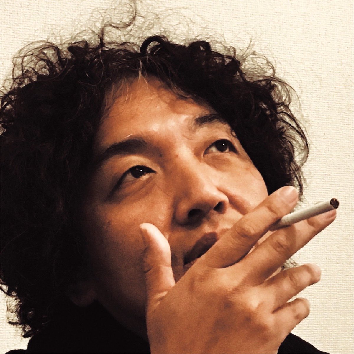 moools's tweet photo. 要は、大の大人が吸えもしないタバコを、カッコつけて吸うフリをするという、いわゆる『ふかし』写真を、アルバムジャケットにするような人をあなたは信頼できますか？って話です。

あなた達、試されてるんですよ。

、、、
6月27日、、
お待ちしてます、、。

#新しい愛人 https://t.co/HUyDWmHvdb