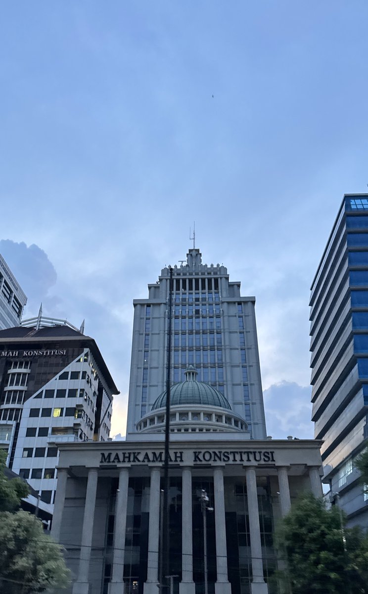 xobille's tweet photo. Gapapa kak, saya juga selalu fotoin gedung” tinggi tiap ke Jakarta walaupun udah sering bolak balik. Bandung gak punya soalnya https://t.co/YcXSfAhUsk