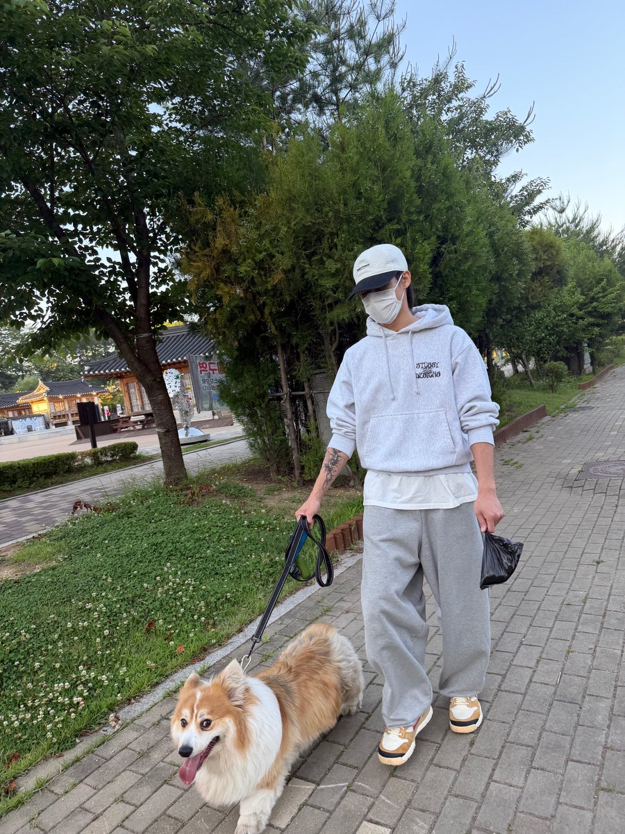 P24C2's tweet photo. 들고잇는건  기복이 똥이야? https://t.co/Unv1szpll8