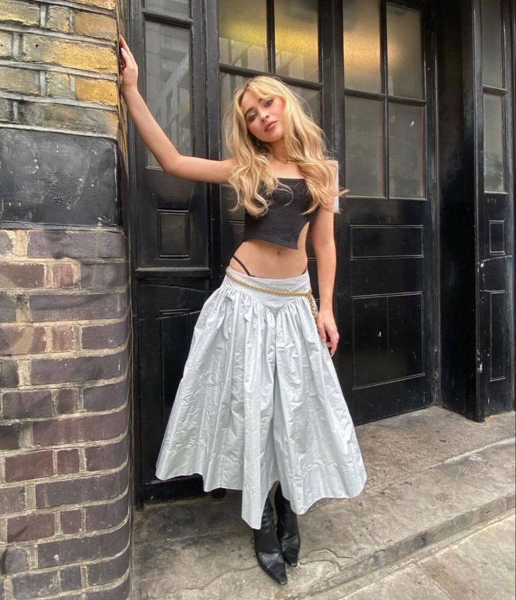 anfiixx's tweet photo. i miss sabrina’s long skirt outfits https://t.co/mFFB5Zp779