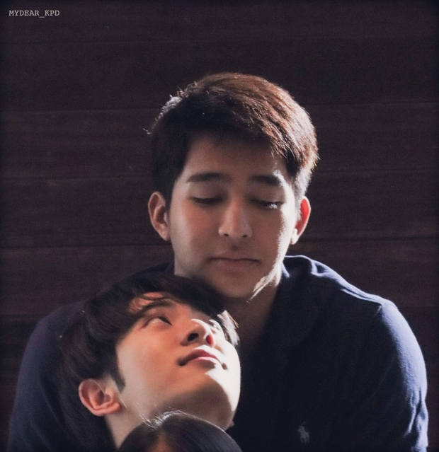 EARTHMIX_MM's tweet photo. ตำนาน 'งอนแล้วจะซื้อคาเทียง้อ 'ของเอิร์ทมิกซ์ ตำนาน 'เปรมทำอะไรได้ เฟิร์สก็ทำได้' ของเฟิร์สข้าวตัง ตำนาน 'พาเมียมาช้อปปิ้งครับ'  ของบุ๋นเปรม ยังอยู่มาจนถึงวันนี้ ถ้าจะขายก็ต้องเรื่องความคลั่งรักกันมากของทั้ง เอิร์ท-มิกซ์-เฟิร์ส-ข้าวตัง-บุ๋น-เปรม  (3/4) #KatanyuTonight #AISSIAM https://t.co/Z4i5aHzNma