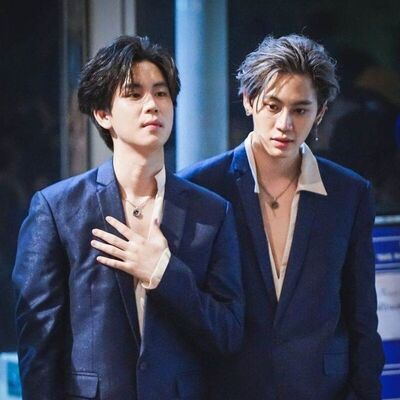 EARTHMIX_MM's tweet photo. ตำนาน 'งอนแล้วจะซื้อคาเทียง้อ 'ของเอิร์ทมิกซ์ ตำนาน 'เปรมทำอะไรได้ เฟิร์สก็ทำได้' ของเฟิร์สข้าวตัง ตำนาน 'พาเมียมาช้อปปิ้งครับ'  ของบุ๋นเปรม ยังอยู่มาจนถึงวันนี้ ถ้าจะขายก็ต้องเรื่องความคลั่งรักกันมากของทั้ง เอิร์ท-มิกซ์-เฟิร์ส-ข้าวตัง-บุ๋น-เปรม  (3/4) #KatanyuTonight #AISSIAM https://t.co/Z4i5aHzNma