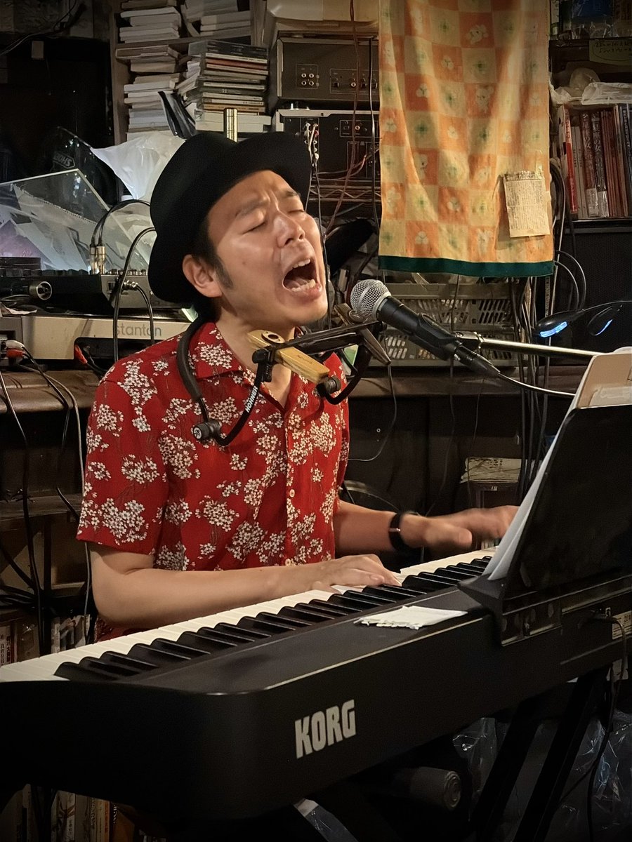 nekomichic's tweet photo. 綿部ハシコちゃんとセンチメンタル岡田くんのツーマンを観によるひるへ。サックス奏者 奥住大輔さんと邂逅🤝最高の日曜午後を過ごしてしまった✨

久しぶりに会った岡田くんとハシコちゃんは明らかに数年前とは顔つきが違ってきており、プレーも貫禄あって素敵だった。この組み合わせ、良すぎるのでまた行きたい😇

★このツーマン、隔月で今後も続いていくとのこと。