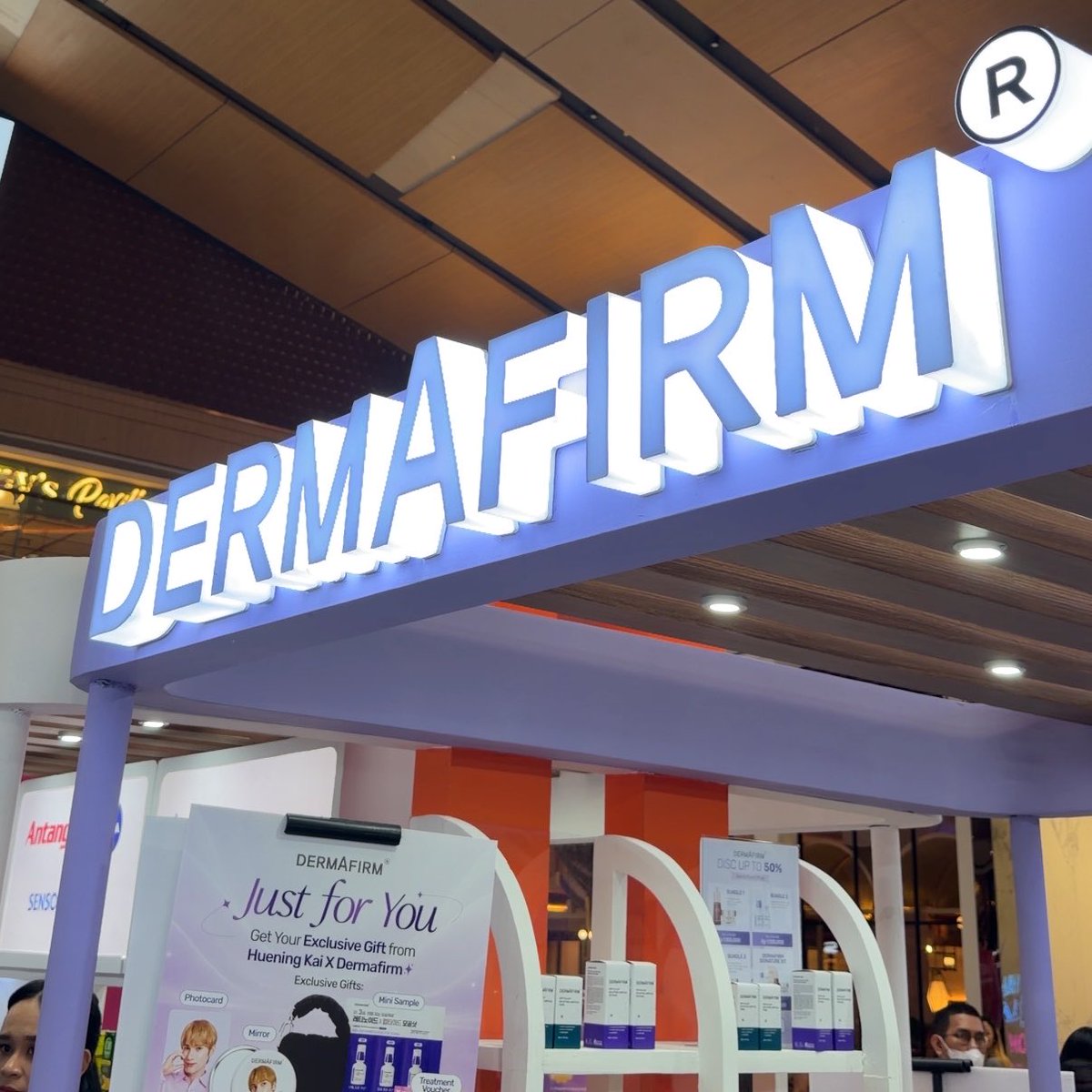 autotyunx's tweet photo. visited Dermafirm’s booth @ beautyfest asia kokas today ✨

staffs were so happy bc many moas visited the booth and bought products 🥹💜 https://t.co/NTHIcI6S8K