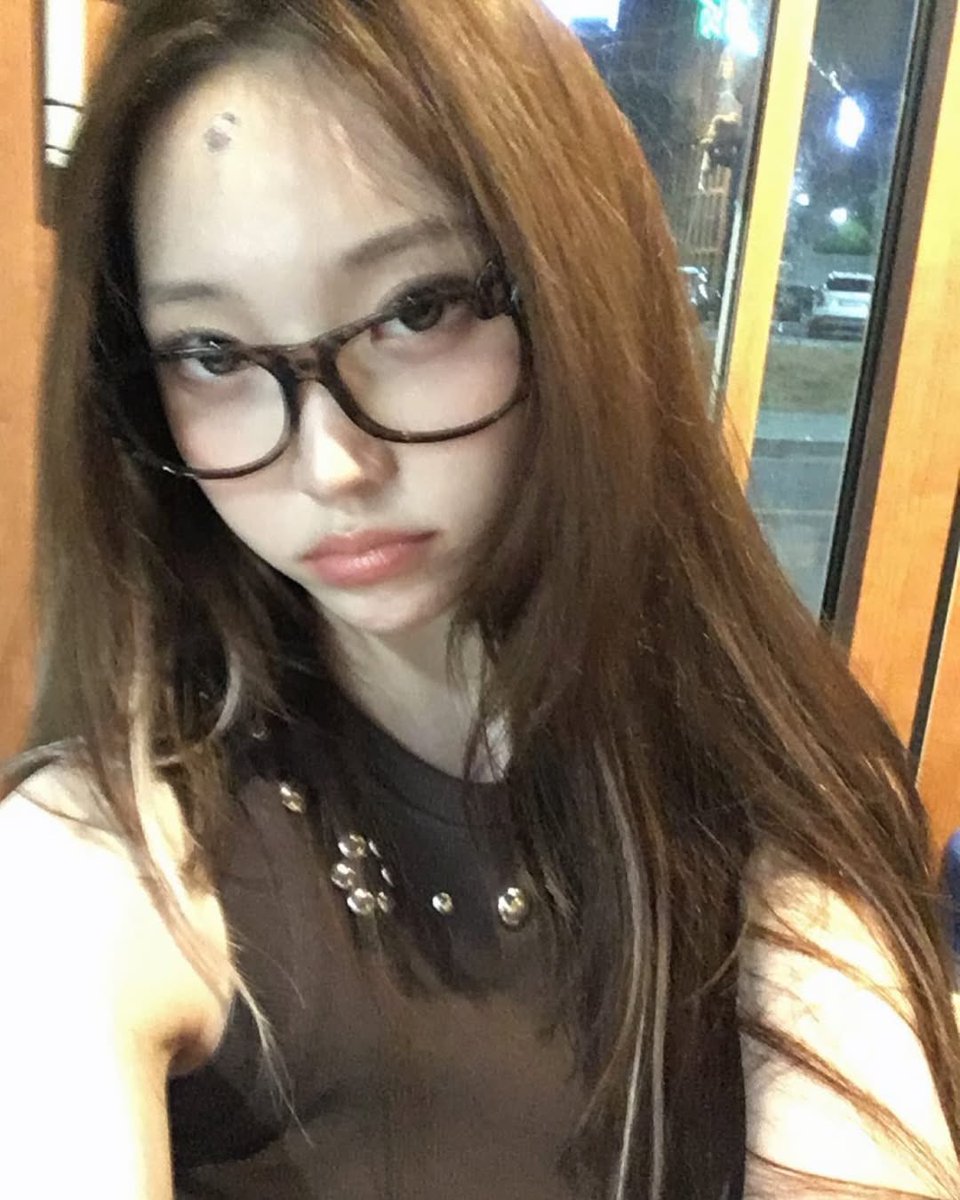 cherrymongz's tweet photo. can someone find the brand of glasses youngseo is wearing…? 🥹 i’d really like to know https://t.co/7PlVOOMaWG