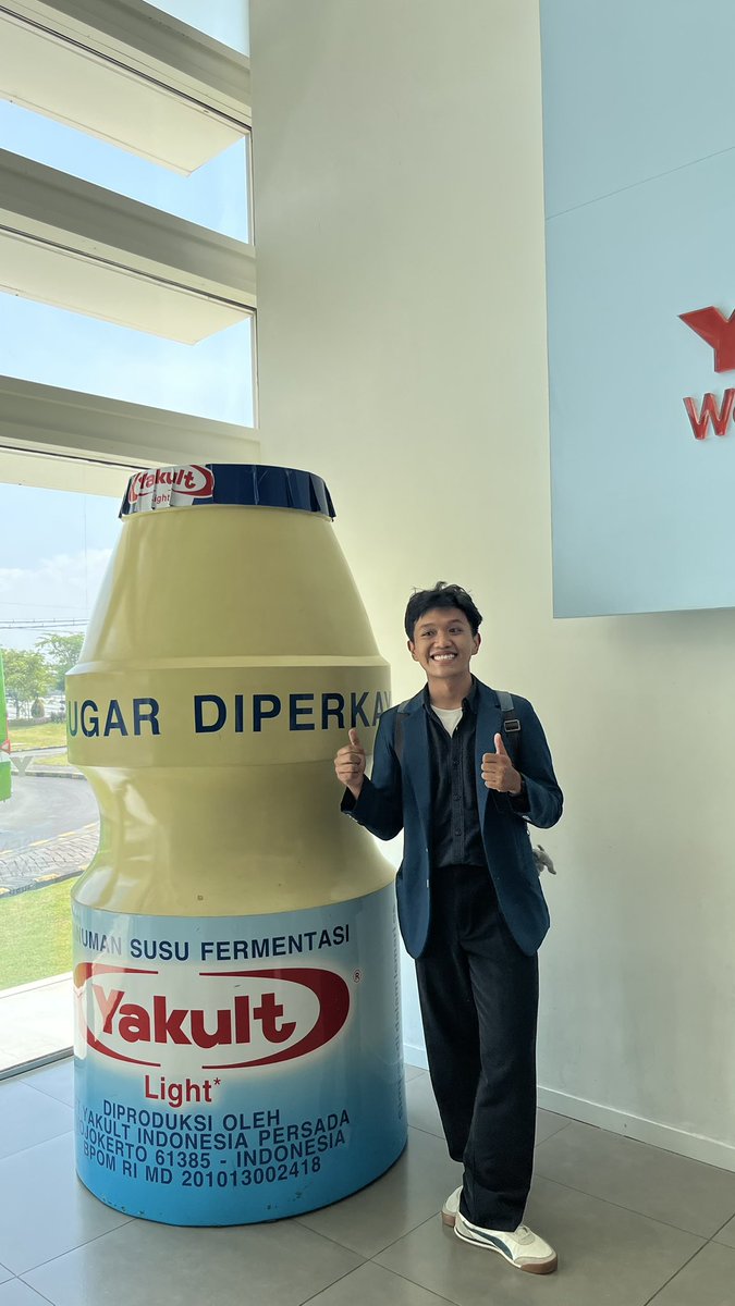 tomowrey's tweet photo. sehari minum 8 botol yakult https://t.co/JbKUrJs2UO