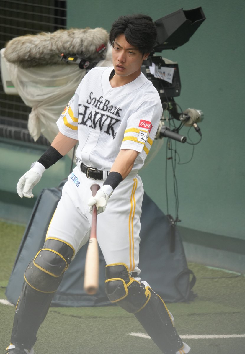 hirokoma66's tweet photo. #渡邉陸 選手の笑顔ももちろん好きですが、眉間に皺が寄ってる顔もかな~~り好みです♡（←どうでもいいですね💦）
#sbhawks #全新 #タマスタ筑後 
#若鷹応援隊 https://t.co/y8V9SqIsZs