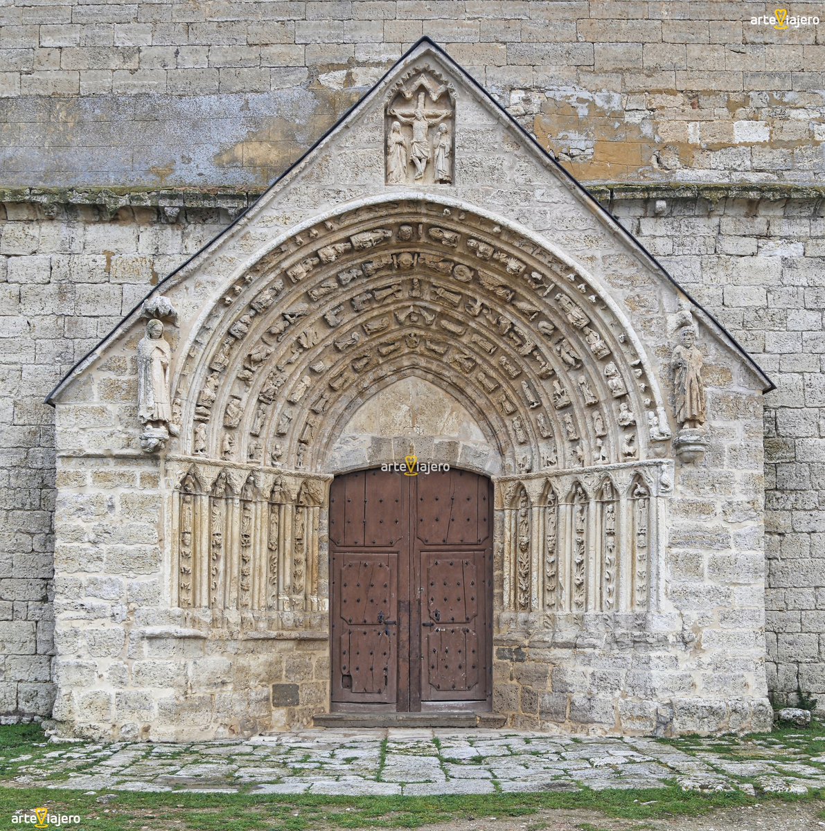 arteviajero_com's tweet photo. La iglesia de San Millán de Los Balbases sorprende por sus grandes proporciones y por la magnífica portada que se abre en su muro sur, toda una maravilla del arte gótico de la provincia de Burgos
⬇️⬇️⬇️
https://t.co/J2ftE0oebH
#FelizDomingo #photography https://t.co/GSeOFUrOoN